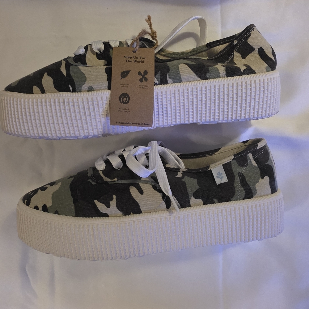 NWT Cool Planet Women's Sneaker Stream Camouflage (Size 10)